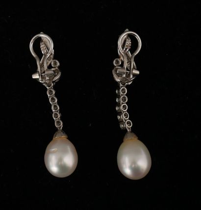 Paire de pendants d’oreilles en or gris 18k,...