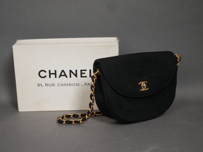 CHANEL 
Pochette du soir en tissu matelassé...
