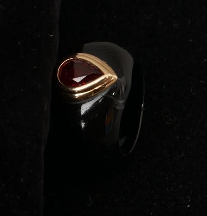 Bague en bakélite noire, ornée d’une pierre...