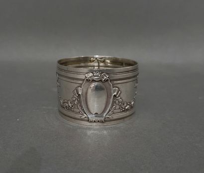 Rond de serviette en argent 950°/°° à décor...