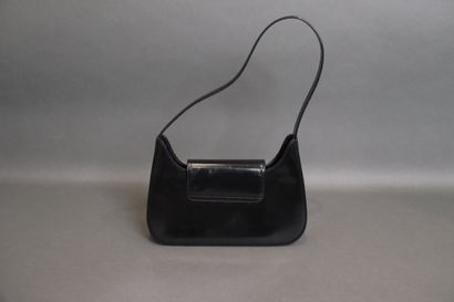 LANCEL
Sac en cuir noir vernissé à rabat...