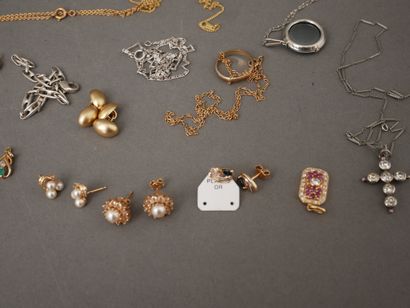 Lot de bijoux fantaises dont un pendentif...