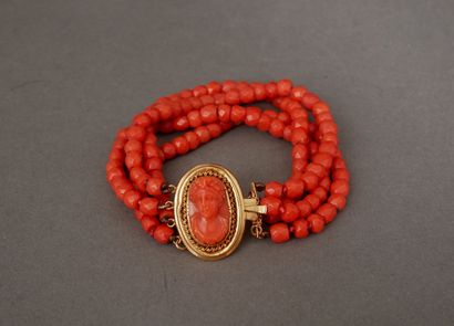 Bracelet formé de 4 rangs de perles de corail...