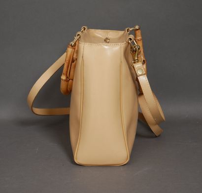 Set of handbags : 
-a beige bag with bamboo...