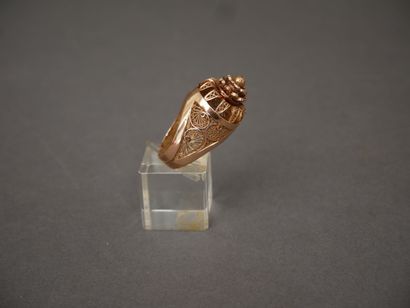 Bague dôme en or jaune18k à décor filigrané.
TDD...