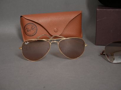 Lot :
- RAY-BAN
Paire de lunettes en métal...