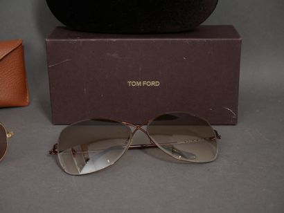 Lot :
- RAY-BAN
Paire de lunettes en métal...