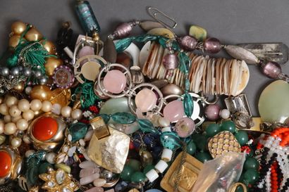 Lot de bijoux fantaisies dont deux colliers...