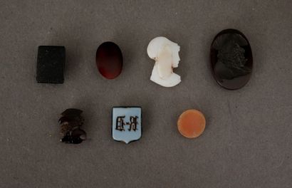 Lot de 7 petits camés et intailles en agate...