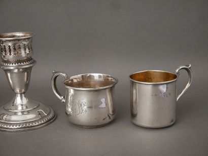 Lot :
- Paire de bougeoirs de table en argent...