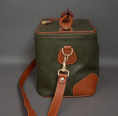 Set of handbags : 
-a beige bag with bamboo...
