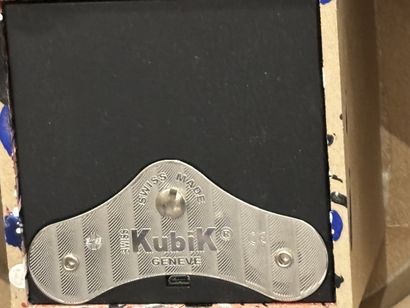 SWISS KUBIK, Genève. 
Sept remontoirs à montre...