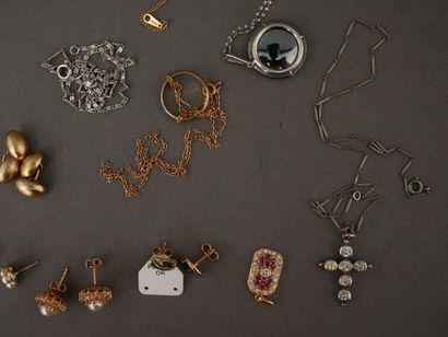 Lot de bijoux fantaises dont un pendentif...