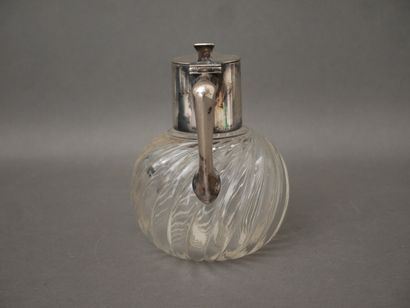 Lot:
- Twisted ribbed glass poudrier with...