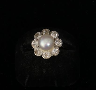 Bague marguerite en or gris 18k et platine,...