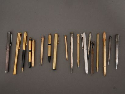 Lot :
- ST DUPONT
stylo à bille en métal...