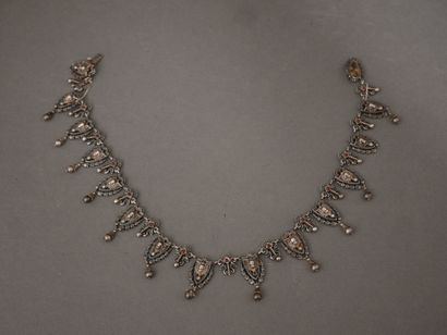 Collier articulé à plaquettes en argent et...