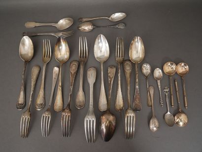 Lot de couverts dépareillés en argent 800°/°°...