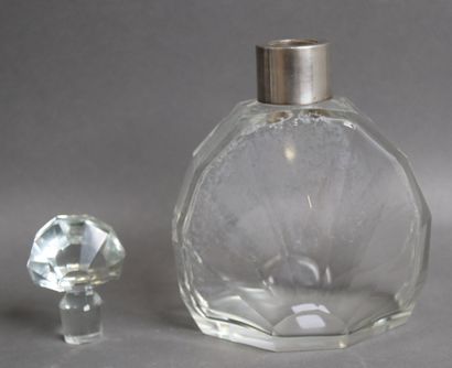 Lot :
- Large cut-glass decanter with radiating...