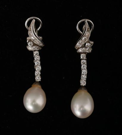 Paire de pendants d’oreilles en or gris 18k,...