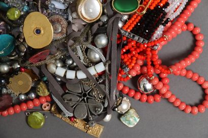 Lot de bijoux fantaisies dont deux colliers...