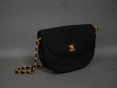 CHANEL 
Pochette du soir en tissu matelassé...