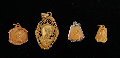 Lot de trois médailles religieuses en or...