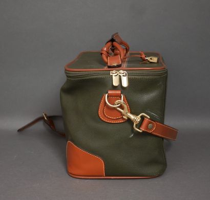 Set of handbags : 
-a beige bag with bamboo...