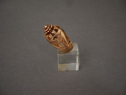 Bague dôme en or jaune18k à décor filigrané.
TDD...