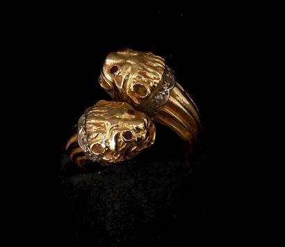 Bague à double têtes de lion en or jaune...