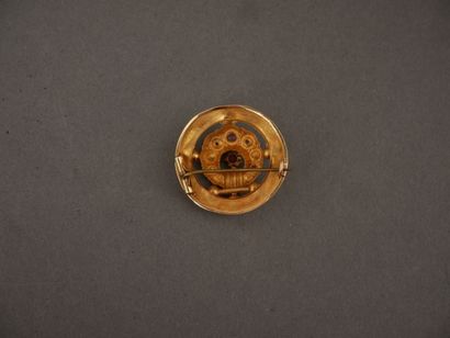 Broche en or jaune 18k de forme circulaire...