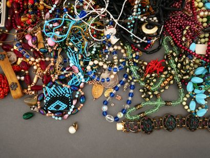Important lot de bijoux fantaisies.