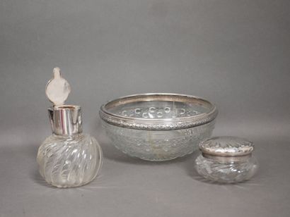 Lot:
- Twisted ribbed glass poudrier with...