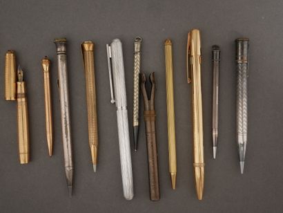 Lot :
- ST DUPONT
stylo à bille en métal...