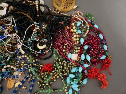 Important lot de bijoux fantaisies.
