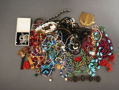 Important lot de bijoux fantaisies.