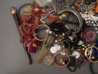 Lot de bijoux fantaisies et divers