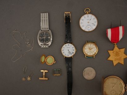 Lot de bijoux fantaises, montres en métal,...