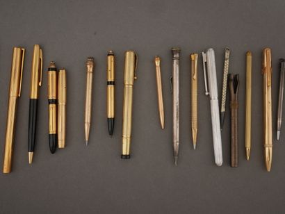 Lot :
- ST DUPONT
stylo à bille en métal...