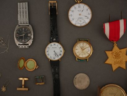 Lot de bijoux fantaises, montres en métal,...