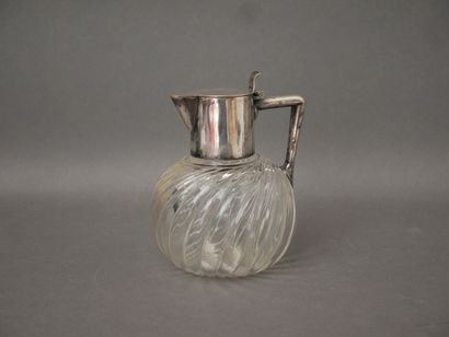 Lot:
- Twisted ribbed glass poudrier with...