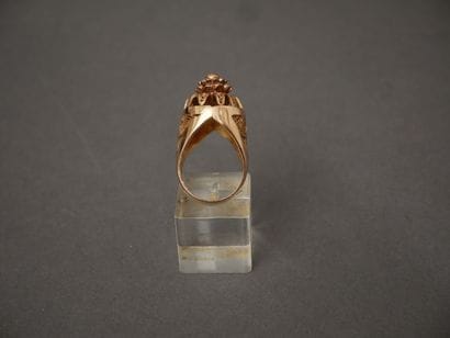 Bague dôme en or jaune18k à décor filigrané.
TDD...