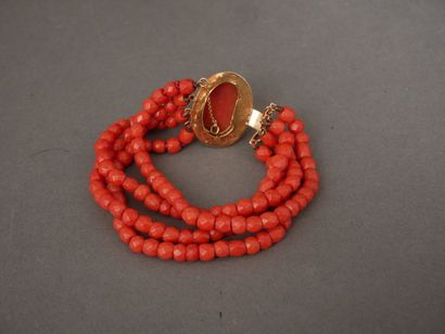 Bracelet formé de 4 rangs de perles de corail...