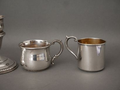 Lot :
- Paire de bougeoirs de table en argent...