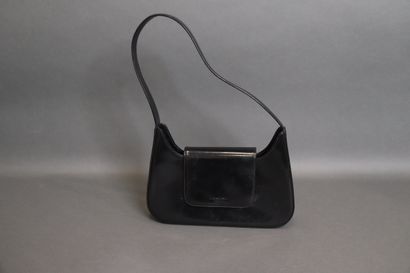 LANCEL
Sac en cuir noir vernissé à rabat...