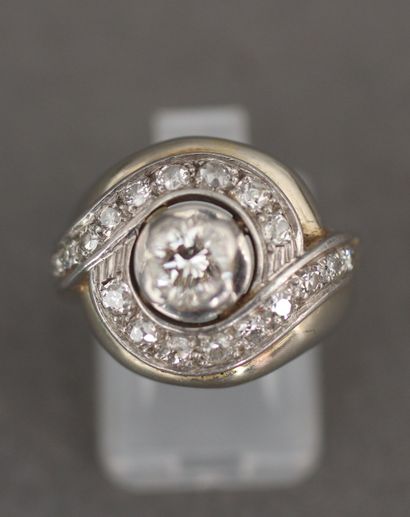 Bague tourbillon en or gris 18k pavée de...
