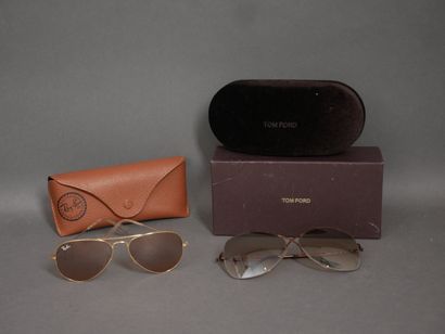 Lot :
- RAY-BAN
Paire de lunettes en métal...