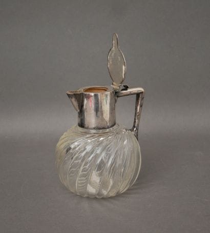 Lot:
- Twisted ribbed glass poudrier with...
