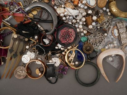 Lot de bijoux fantaisies et divers