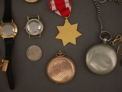 Lot de bijoux fantaises, montres en métal,...